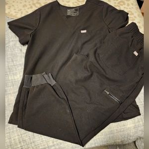 FIGS Black Scrub Set